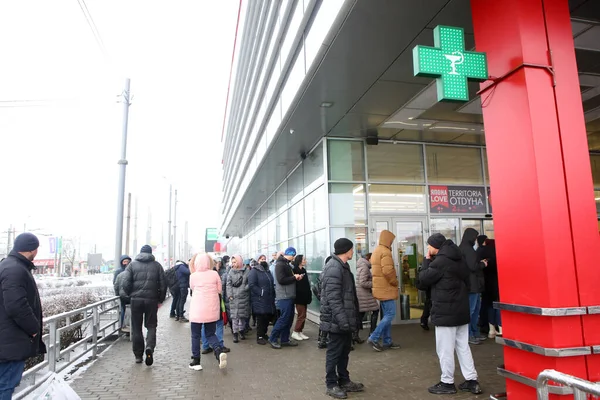 Kharkiv Ukraine Februar 2022 Menschen Stehen Einer Schlange Vor Einem — kostenloses Stockfoto