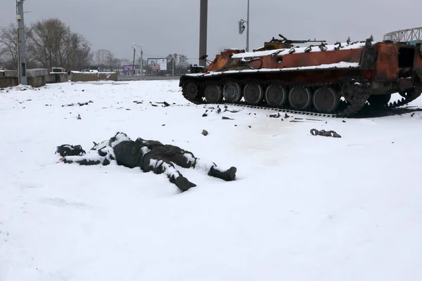 Kharkiv Ukraine 2022年2月26日 ウクライナ北東部のハリコフ郊外に遺体と損傷した建物が写真に収められています  — 無料ストックフォト
