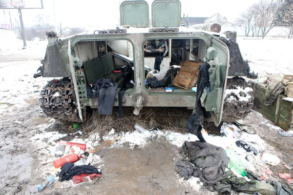 Kharkiv Ukraine 2022年2月26日 ウクライナ北東部のハリコフ郊外で破壊された軍用車両が撮影されました  — 無料ストックフォト