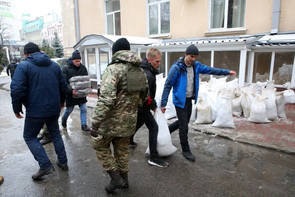 Kharkiv Ukraine Février 2022 Des Gens Portent Des Sacs Pendant — Photo gratuite