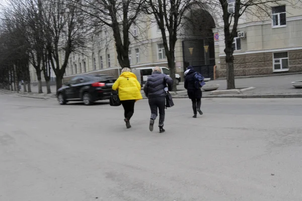 Dnipro Ukraine 2022年2月27日 ウクライナ中央部のドニプロで最初の市民防衛サイレンが鳴らされた後 人々は避難所に向かって走ります  — 無料ストックフォト