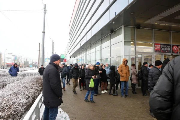 Kharkiv Ucrania Febrero 2022 Gente Está Una Cola Afuera Supermercado — Foto de stock gratuita