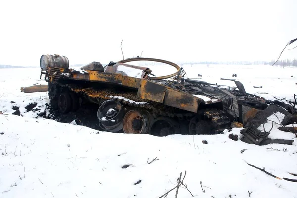 Kharkiv Ukraine 2022年2月26日 ウクライナ北東部のハリコフ郊外で破壊された軍用車両が撮影されました  — 無料ストックフォト