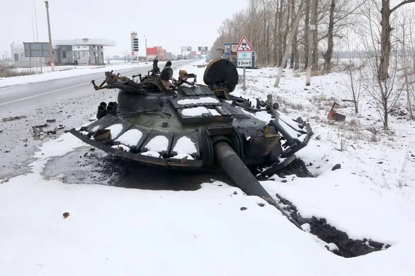 Kharkiv Ukraine 2022年2月26日 一座被炸毁的坦克炮塔安放在乌克兰东北部哈尔科夫市郊的地面上 — 免费的图库照片