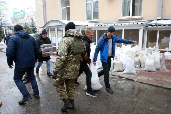 Kharkiv Ukraine Februarie 2022 Oamenii Transportă Pungi Timpul Sediului Apărării — Fotografie de stoc gratuită