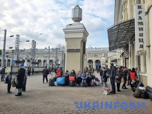 Одеса Украина Февраля 2022 Люди Остаются Железнодорожном Вокзале Одессе Юге — Бесплатное стоковое фото