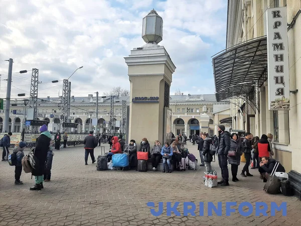 Odesa Ukraina Luty 2022 Ludzie Zatrzymują Się Dworcu Kolejowym Odessie — Darmowe zdjęcie stockowe