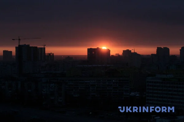 Kyiv Ukrajina Februarie 2022 Slunce Vychází Nad Hlavním Městem Ukrajiny — Stock fotografie zdarma