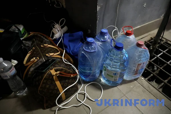 Kyiv Ucrania Febrero 2022 Botellas Con Agua Potable Sótano Una — Foto de stock gratis