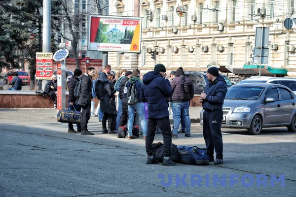 Odesa Ukraine 2022年2月24日 ウクライナ南部のオデッサの通りに所持品を持つ人々が見られます  — 無料ストックフォト