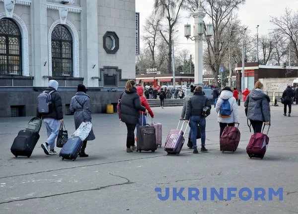 Odesa Ukraine February 2022年2月24日 人们在乌克兰南部奥德萨的一条街上看到了带着手提箱的人 — 免费的图库照片