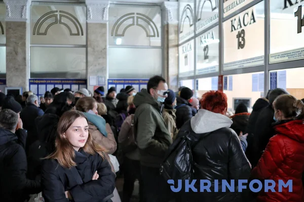 Odesa Ukraine Februar 2022 Menschen Drängen Sich Den Fahrkartenschaltern Bahnhof — kostenloses Stockfoto