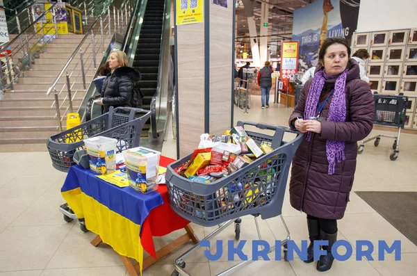 Uzhhorod Ukraine February 2022 Relawan Tentara Zakarpattia Gerakan Bantuan Mengumpulkan — Foto Stok Gratis