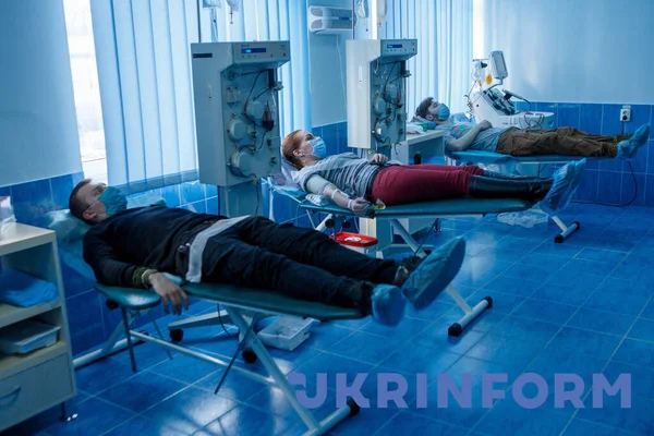 Uzhhorod Ukraine Februarie 2022 Oamenii Donează Sânge Stația Regională Transfuzie — Fotografie de stoc gratuită