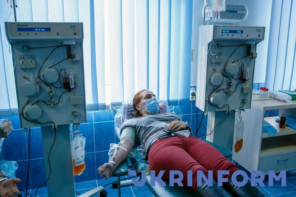 Uzhhorod Ukraine February Bruary 2022 一名妇女在乌克兰西部Zakarpattia地区Uzhhorod Zakarpattia区域输血站献血 — 免费的图库照片