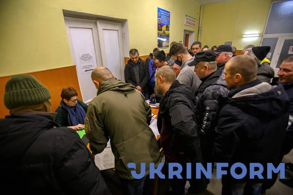 Uzhhorod Ukraine February 2022 Men Register Zakarpattia Regional Territorial Centre — Безкоштовне стокове фото