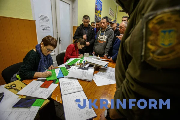 Uzhhorod Ukraine February 2022 Men Register Zakarpattia Regional Territorial Centre — Безкоштовне стокове фото