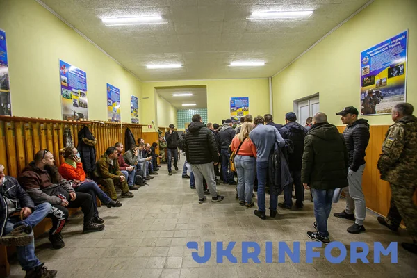 Uzhhorod Ucrania Febrero 2022 Los Hombres Inscriben Centro Territorial Regional — Foto de stock gratis