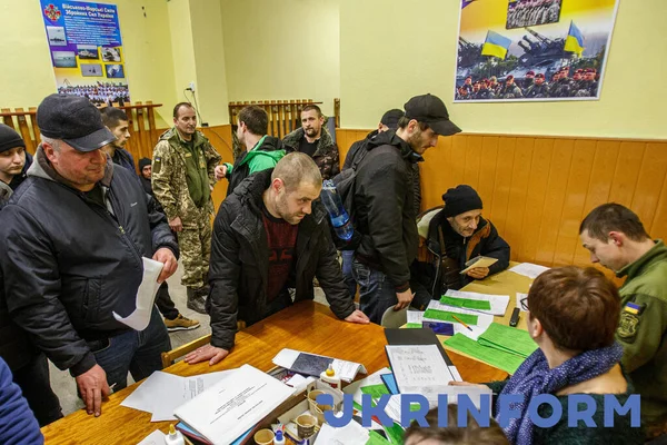 Uzhhorod Ukraine February 2022 Men Register Zakarpattia Regional Territorial Centre — Безкоштовне стокове фото