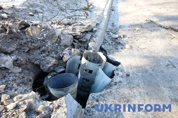 Kharkiv Ukraine 2022年2月24日 ウクライナ北東部ハリコフ州Piatykhatkyの住宅地のロシア軍による砲撃の後 ロケットが道路に埋め込まれます  — 無料ストックフォト