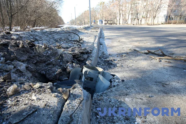 Kharkiv Ucrânia Fevereiro 2022 Foguete Embutido Uma Estrada Depois Bombardeado — Fotografia de Stock Grátis