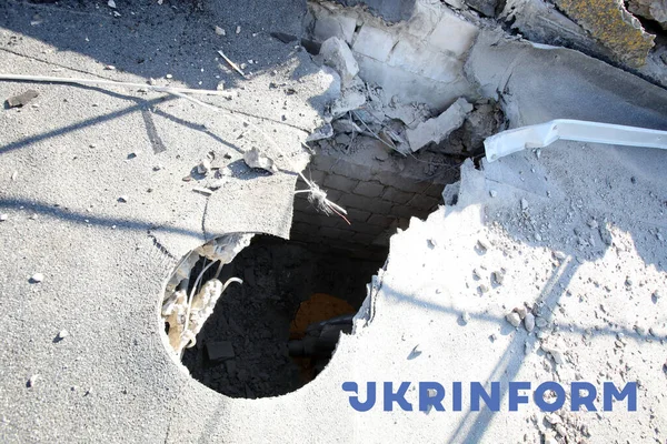 Kharkiv Ukraine 2022年2月24日 ロシア軍による砲撃の結果がウクライナ北東部のハリコフ州Piatykhatkyの住宅地で見られる  — 無料ストックフォト