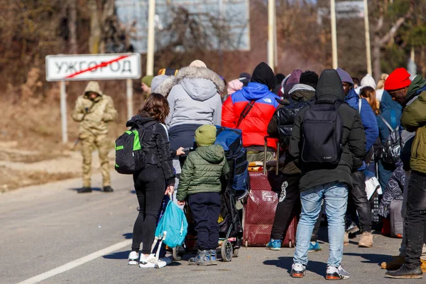 Uzhorod Ukraine Februar 2022 Flüchtlinge Drängen Sich Grenzübergang Uzhhorod Vysne Stockbild