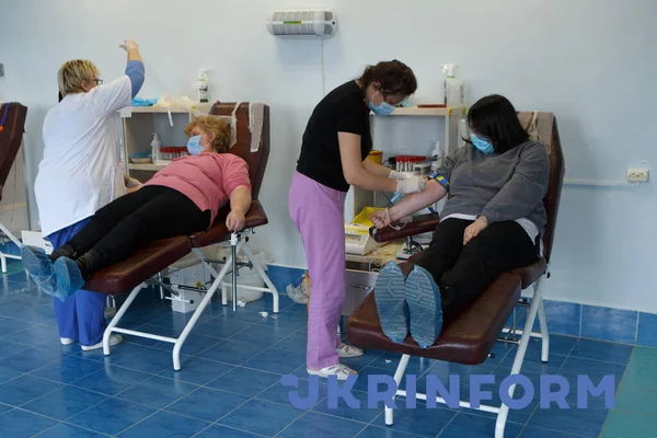 Uzhorod Ukraine Februar 2022 Frauen Spenden Blut Der Regionalen Bluttransfusionsstation Stockbild