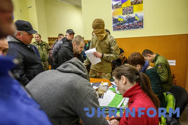 Uzhorod Ukraine Februar 2022 Männer Melden Sich Beim Regionalen Territorialen Stockfoto