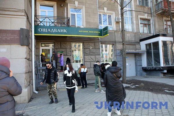 Kharkiv Ukrajina Februarie 2022 Fronta Lidí Bankomatu Charkově Severovýchodní Ukrajina — Stock fotografie zdarma