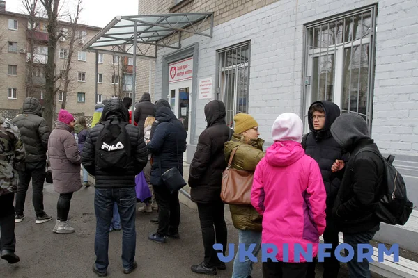 Dnipro Ukraine February 2022 Orang Orang Mengantri Luar Stasiun Transfusi — Foto Stok Gratis