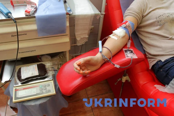 Dnipro Ukraine February Bruary 2022 一名妇女在乌克兰中部第聂伯地区输血站献血 — 免费的图库照片
