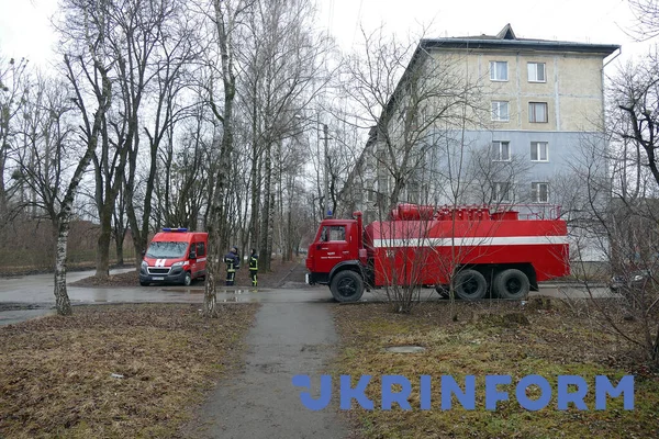 Ivano Frankivsk Ukraine 2022年2月24日 ウクライナ西部のイヴァノ フランキーフスクの路上で消防車や救助隊が描かれています  — 無料ストックフォト