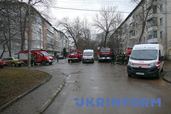 Ivano Frankivsk Ukraine 2022年2月24日 ウクライナ西部のイヴァーノ フランキーフスクの路上で消防車や救急車が撮影されました  — 無料ストックフォト