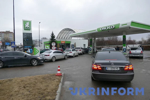 Ivano Frankivsk Ukraine 2022年2月24日 ウクライナ西部のイヴァノ フランキーフスクにあるガソリンスタンドで車の列ができます  — 無料ストックフォト