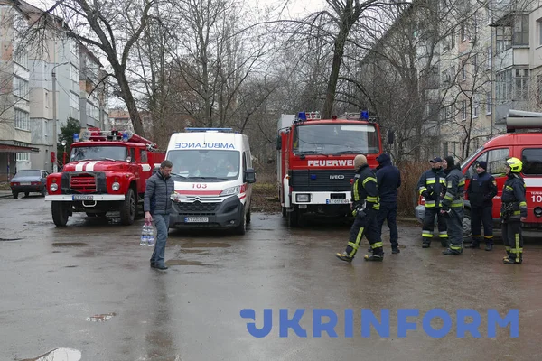 Ivano Frankivsk Ukraine Februar 2022 Ein Mann Trägt Die Wasserflaschen Stockfoto