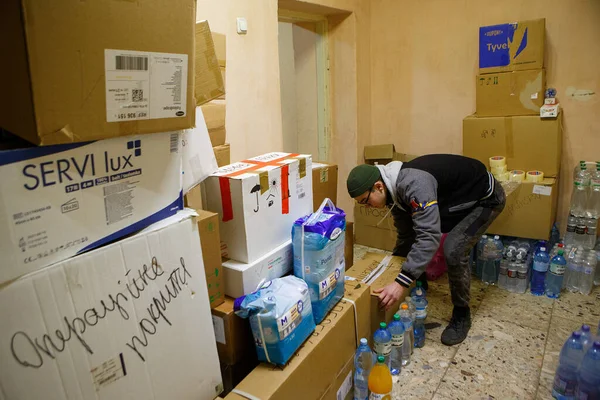 2022年2月28日 一名男子在乌克兰西部Zakarpattia地区Uzhhorod的一个志愿中心放下一个盒子 为乌克兰维权者提供医疗救助 — 免费的图库照片
