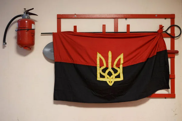 Uzhhorod Ukraine Luty 2022 Czerwono Czarna Flaga Tryzubem Drobny Herb — Darmowe zdjęcie stockowe