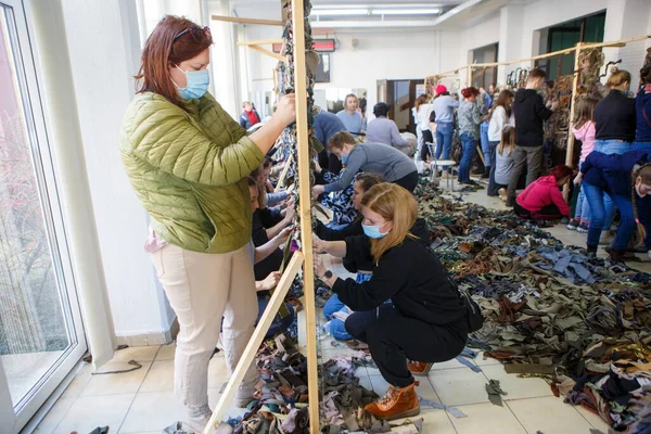 Uzhhorod Ukraine Februari 2022 Mensen Maken Camouflage Netten Voor Oekraïense — Stockfoto