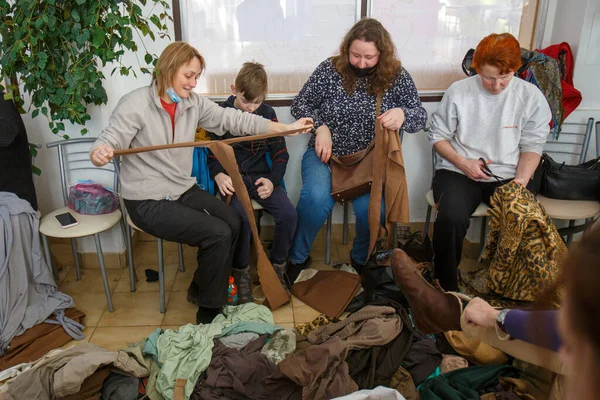 Uzhorod Ukraine Februar 2022 Menschen Zerreißen Die Stoffstücke Tarnnetze Für — kostenloses Stockfoto