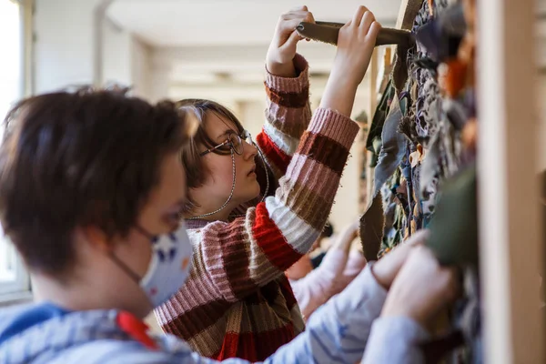 Uzhorod Ukraine Februar 2022 Eine Frau Webt Ein Tarnnetz Für — kostenloses Stockfoto