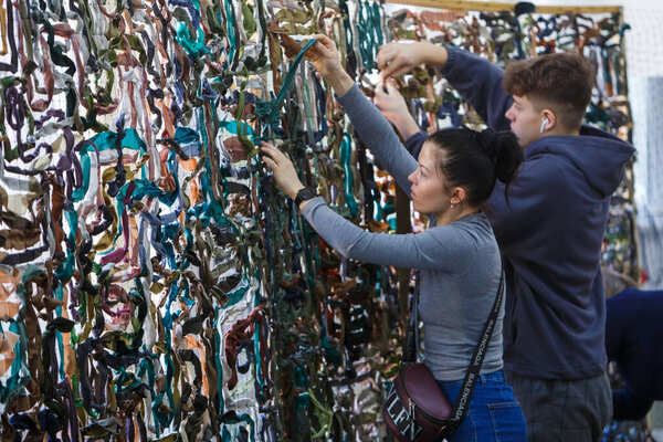 УЖОРОД, Украина - 28 февраля 2022 года - Местные жители изготавливают камуфляжные сетки для украинских правозащитников, Ужгород, Закарпатская область, Западная Украина.