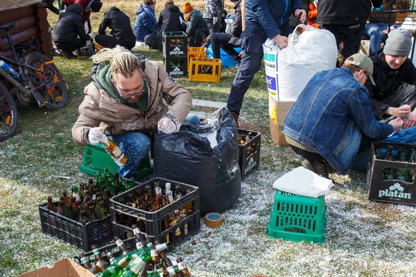 Uzhhorod Ukraine February 2022 Penduduk Lokal Membuat Bom Molotov Uzhhorod — Foto Stok Gratis