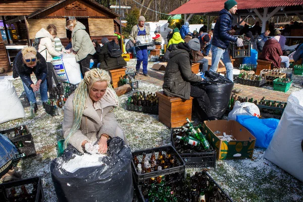 Uzhhorod Ucrania Febrero 2022 Los Residentes Locales Hacen Cócteles Molotov — Foto de stock gratis