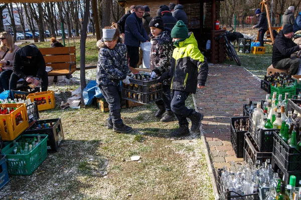 Uzhhorod Ukraine 2022 Február Három Fiú Egy Üveges Ládát Visz — ingyenes stock fotók