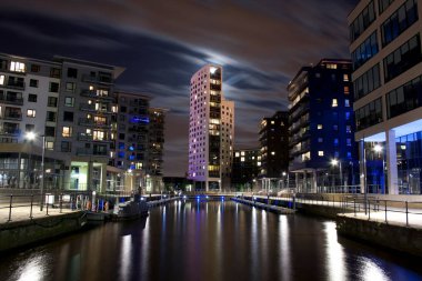 Gece vakti Leeds, Batı Yorkshire 'daki Clarence Rıhtımı' nda. Ay kulede parlarken..