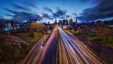 Leeds City ufuk çizgisi ve ona doğru giden ışık yolları..