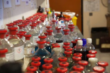 Okulun bilim bölümünde kimyasallar satan bir mağaza..