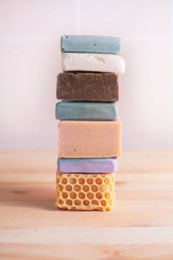 Lüks, sıcak bir banyonun yanında sergilenen el yapımı organik sabunlar..