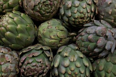 Süpermarket arka planında enginarlar